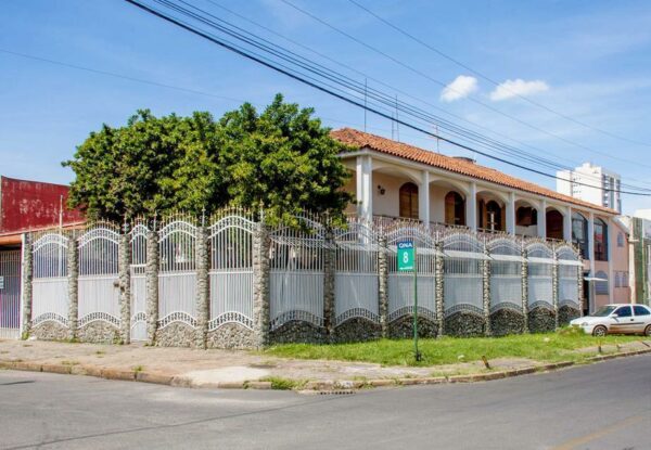 ALUGA-SE CASA em área COMeRCiAL Grande de Esquina – Whatsapp 61-99422-27.81